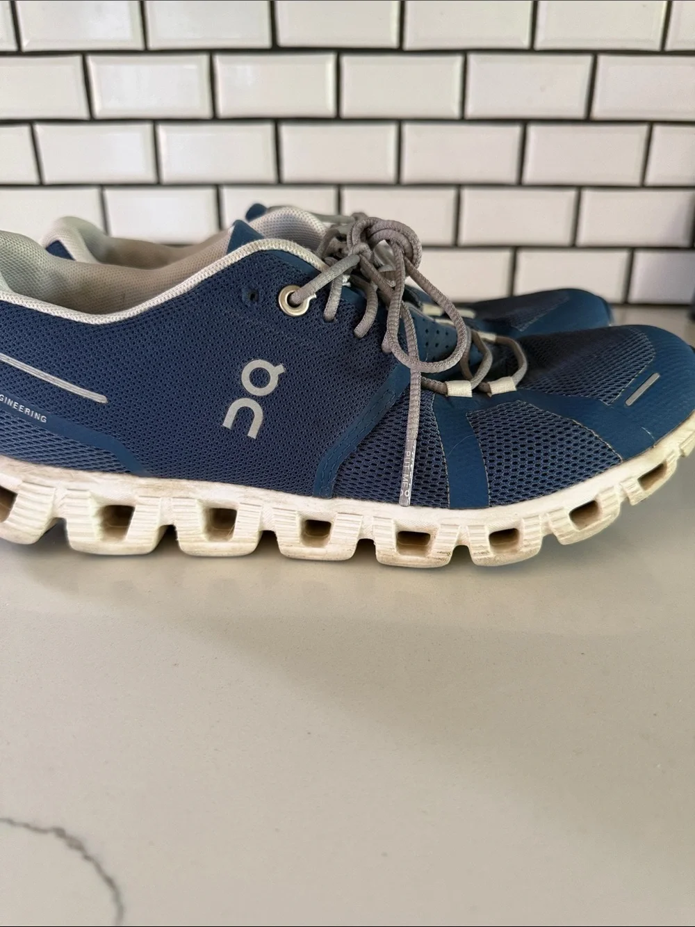 On Running Women’s Cloud 5 Running Shoes in Blue/White, Sz 8.5 VERY GOOD COND